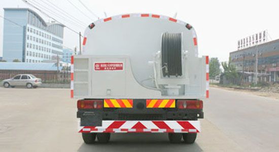 東風(fēng)天錦護(hù)欄清洗車